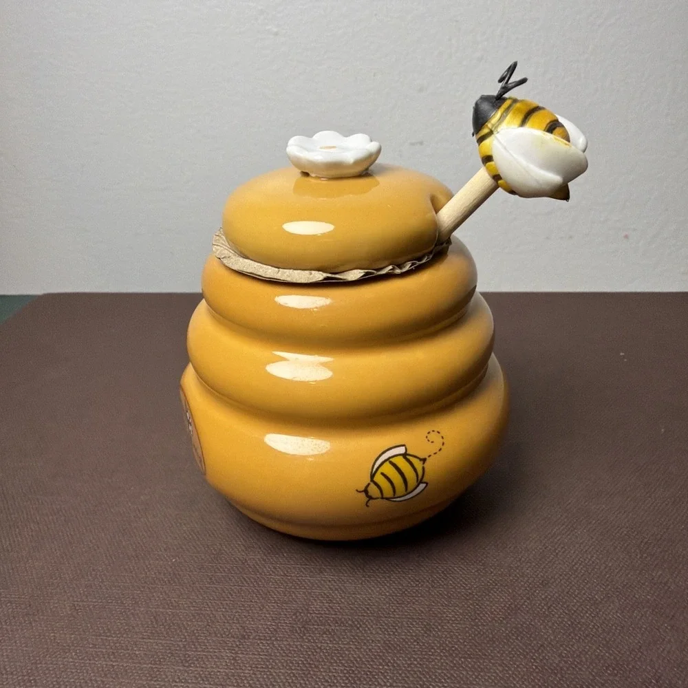 NWOT Yellow Ceramic Beehive Honey Pot Jar w/ Lid & Wooden Bumble Bee Honey Comb
